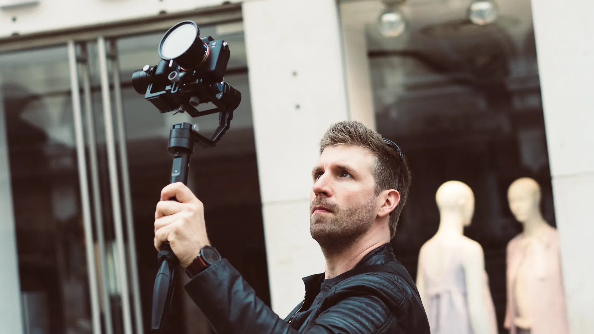 Jürgen Holcik mit Kamera und Gimbal